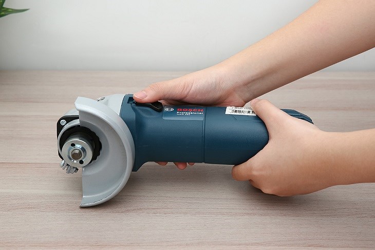 Máy mài góc Bosch GWS 060 670W được sản xuất bởi thương hiệu uy tín, chất lượng tốt của Đức