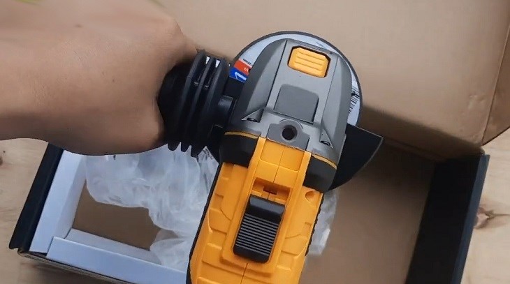 Máy mài góc dùng pin Tolsen 87278 20V (không kèm pin sạc) có giá bán khoảng 1.920.000 đồng (cập nhật tháng 5/2023 và có thể thay đổi theo thời gian)