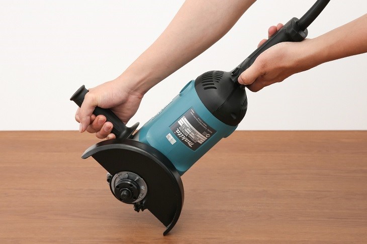 Máy mài góc Makita M0920B 2200W có kích thước lớn, phù hợp với không gian làm việc rộng và không bị vướng