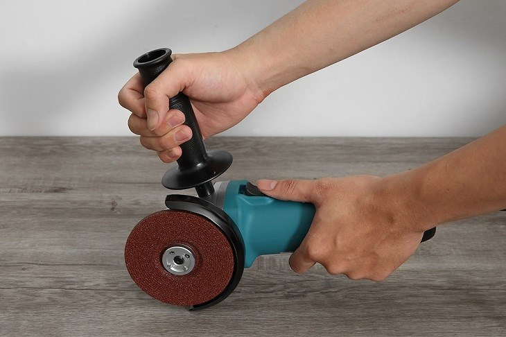 Máy mài góc Makita 9553NB 710W có tốc độ lớn lên đến 11000 vòng mỗi phút và công suất 710W mạnh mẽ