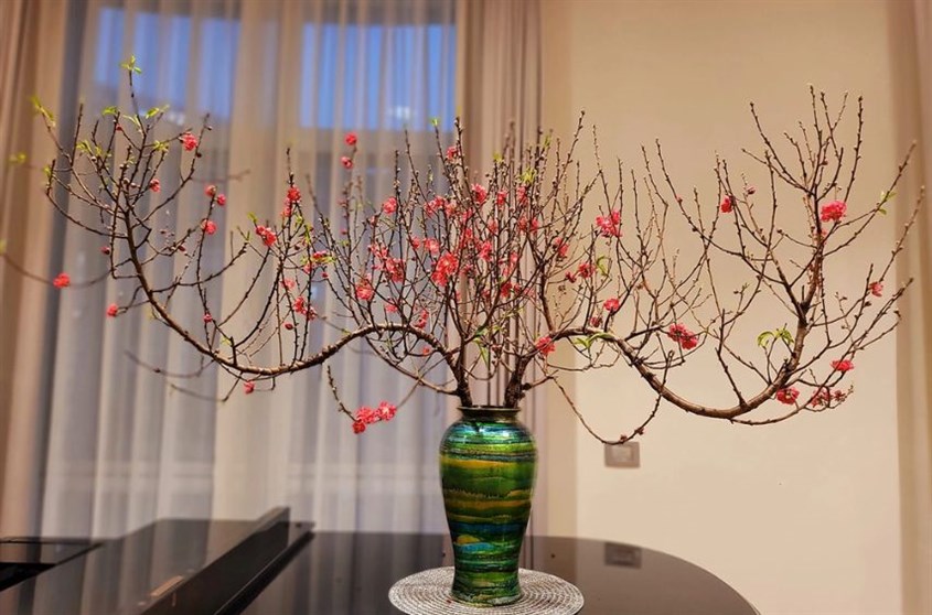 Mẫu cắm hoa đào đẹp trên bàn thờ mà mẹ nên biết