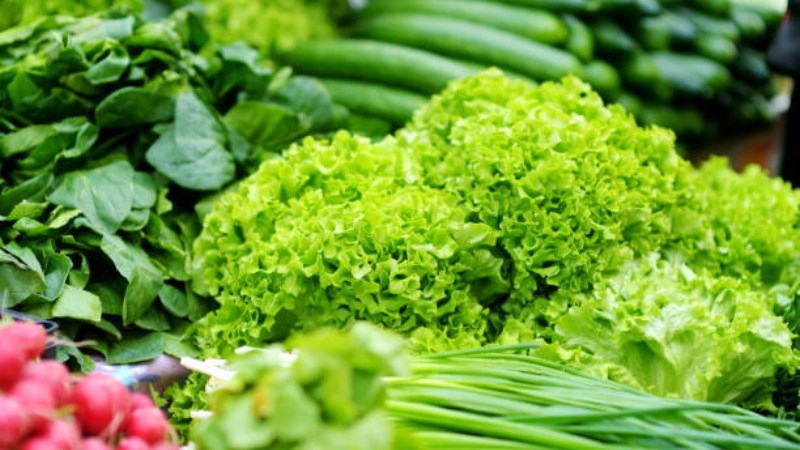 Bạn nên hạn chế ăn bún và bổ sung nhiều rau xanh để tạo cảm giác no lâu hơn