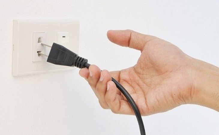 Rút nguồn điện máy lọc nước khi không sử dụng giúp tiết kiệm điện năng và tiền bạc