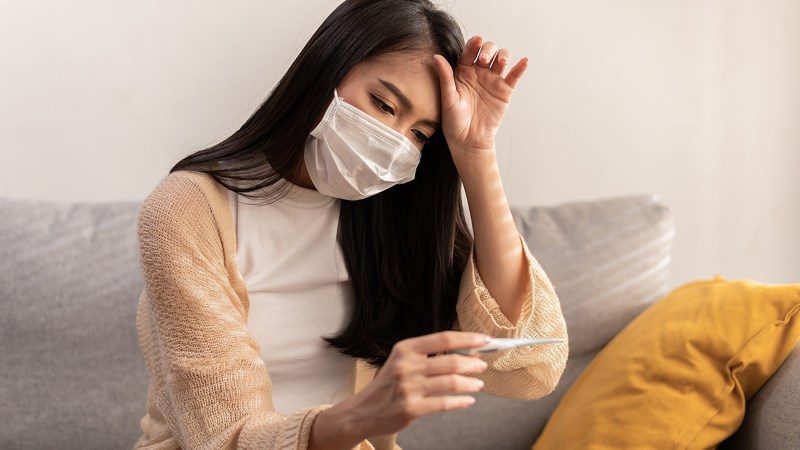 Nhiều trường hợp bị sốt trên 38.5 độ C sau tiêm vắc-xin