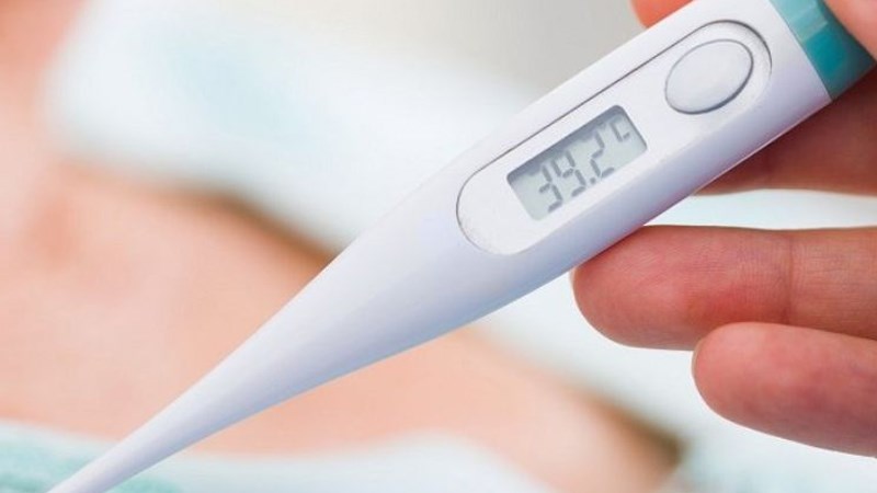 Người đang bị sốt cần tránh việc tiêm chủng vaccine Covid-19