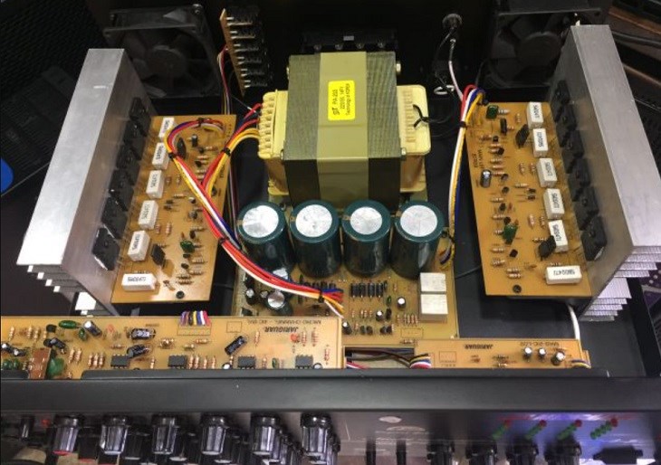 Amply bán dẫn sử dụng nhiều các bán dẫn điện tử như FET hoặc transistor, cho khả năng hoạt động bền bỉ và tiêu thụ ít điện năng hơn Amply bán dẫn sử dụng nhiều các bán dẫn điện tử như FET hoặc transistor, cho khả năng hoạt động bền bỉ và tiêu thụ ít điện năng hơn