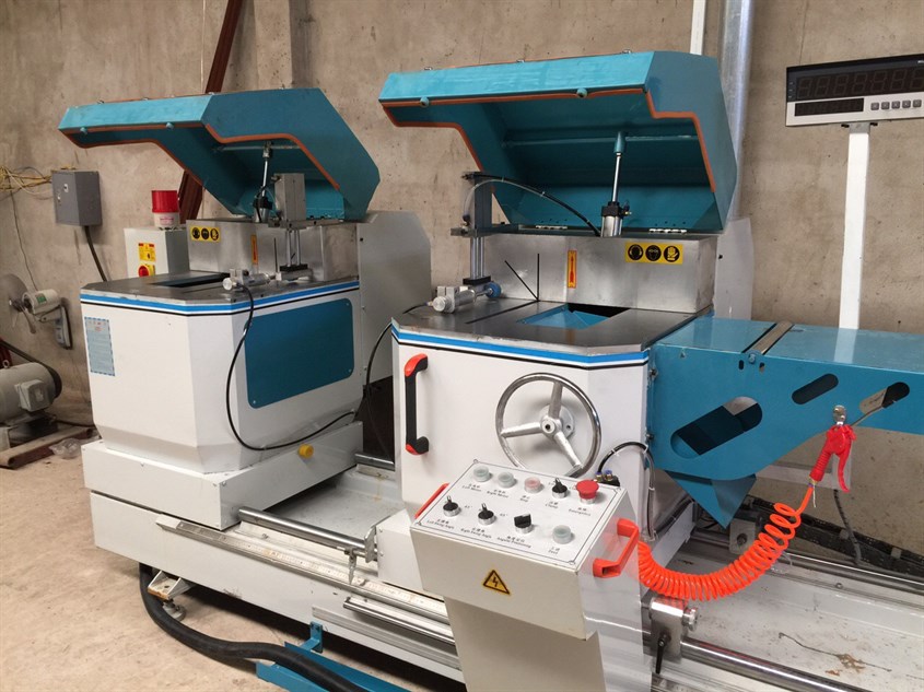 Máy cắt nhôm 2 đầu được sử dụng ở các công xưởng sản xuất nhôm