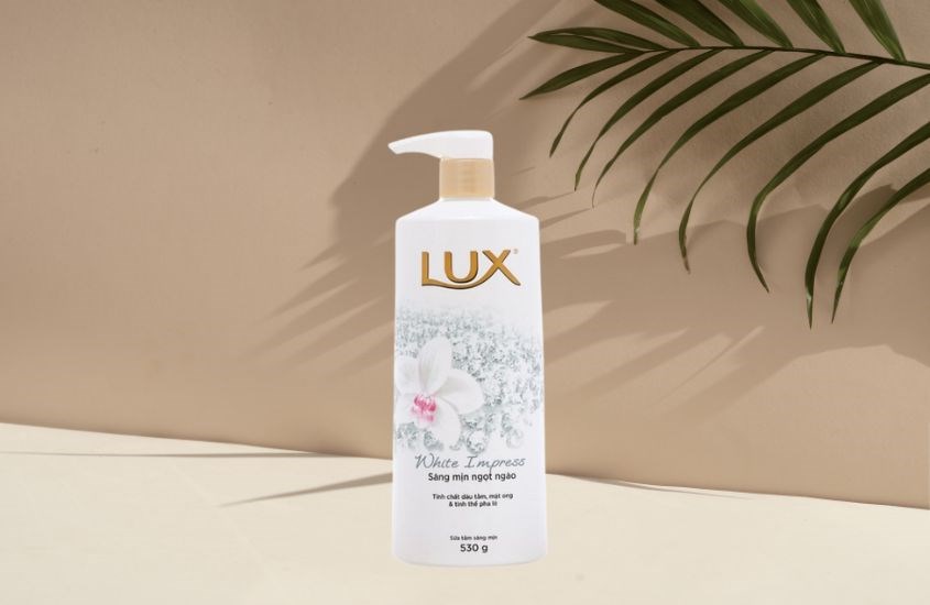 Sữa tắm Lux White Impress.