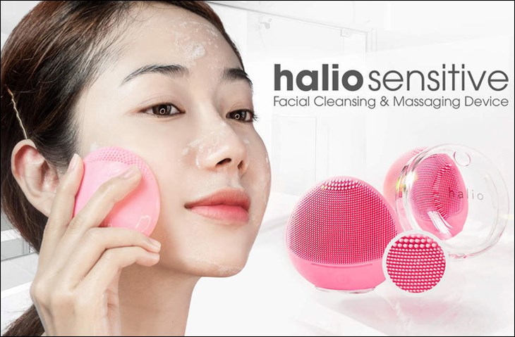 Di chuyển máy rửa mặt và massage dành cho da nhạy cảm Halio Baby Pink hướng từ dưới lên, xoay tròn từ trong ra ngoài