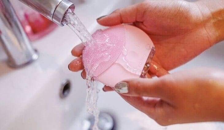 Bạn nên vệ sinh đầu cọ sạch sẽ thường xuyên để bụi bẩn và vi khuẩn không tích tụ trên da gây nổi mụn