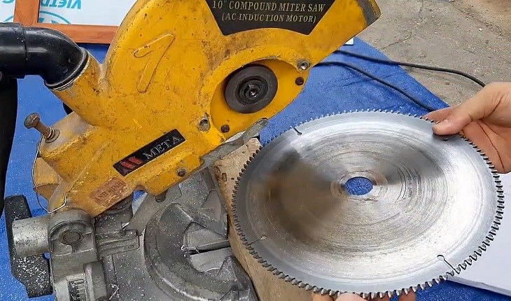 Thay lưỡi cắt mới sau khi tháo lưỡi cắt cũ ra khỏi máy