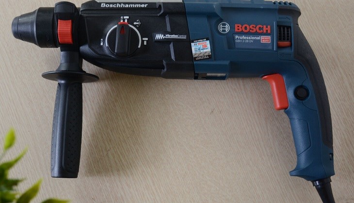 Máy khoan búa điện Bosch GBH 2-24 DRE 790W có thể hỗ trợ tháo đai ốc vít khiến cho lưỡi cắt bị dính chặt vào máy