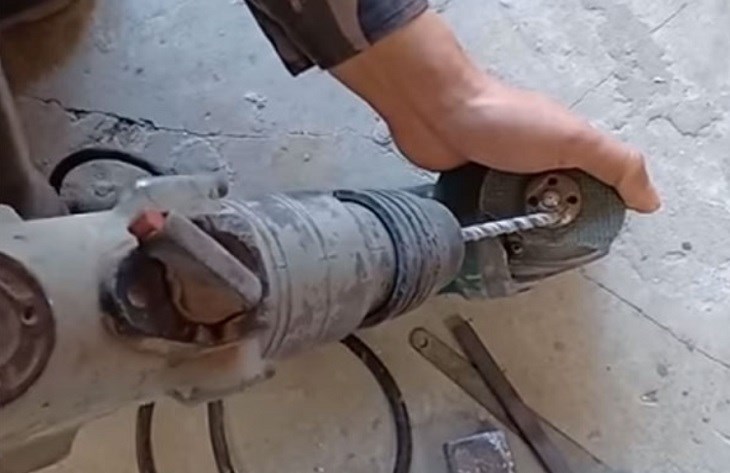 Công suất và lực xoắn mạnh mẽ của máy khoan bê tông có thể mở đai ốc trên máy cắt dễ dàng