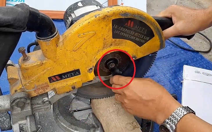 Tháo lưỡi cắt ra khỏi máy