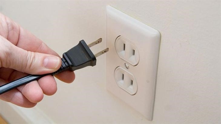 Rút dây cắm ra khỏi ổ điện hoặc tắt aptomat giúp đảm bảo an toàn về điện