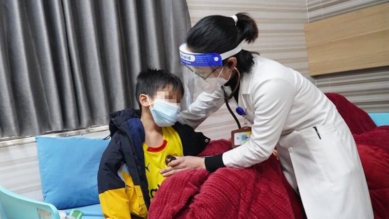 Cha mẹ cần đưa trẻ đi khám lại khi có các triệu chứng bất thường như sốt, ho, khó thở
