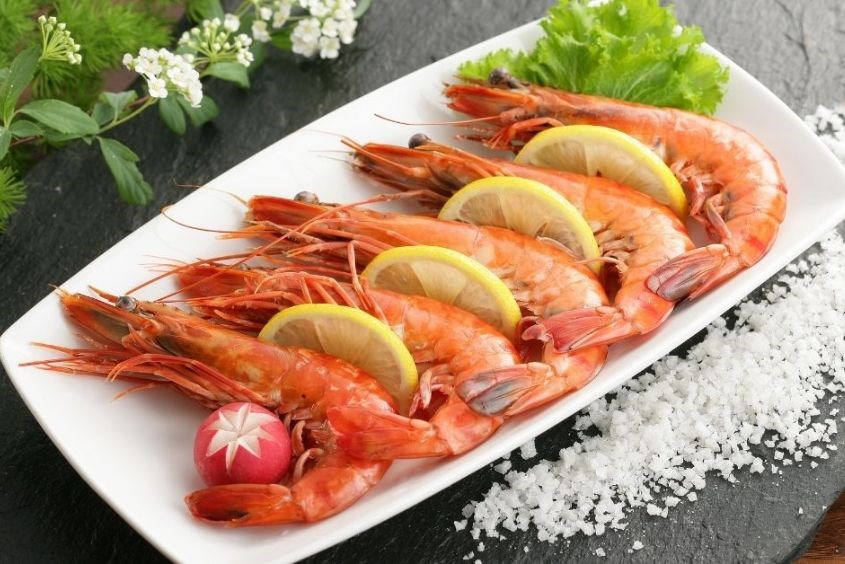 Ăn tôm sau sinh rất tốt cho mẹ và bé