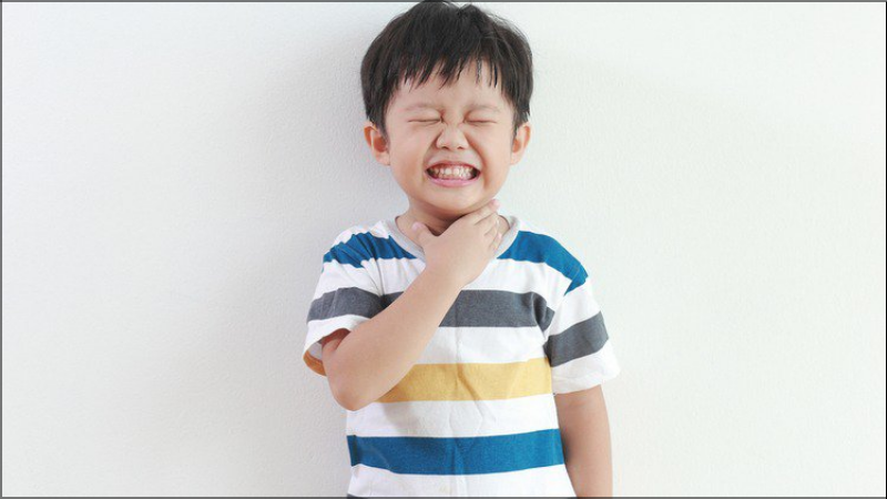 Khi trẻ bị ho, đau họng thì cha mẹ không nên tự ý cho trẻ dùng thuốc ho