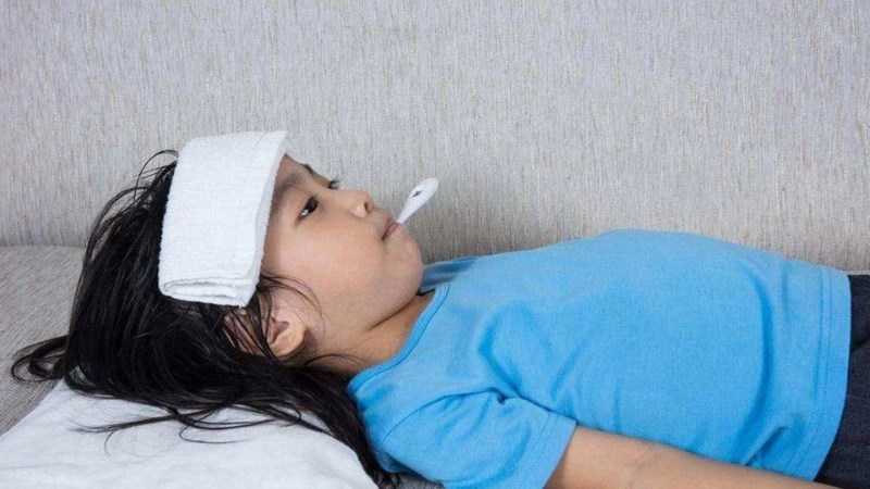 Trẻ em sốt cao, co giật kéo dài cũng dễ tiến triển thành bệnh động kinh
