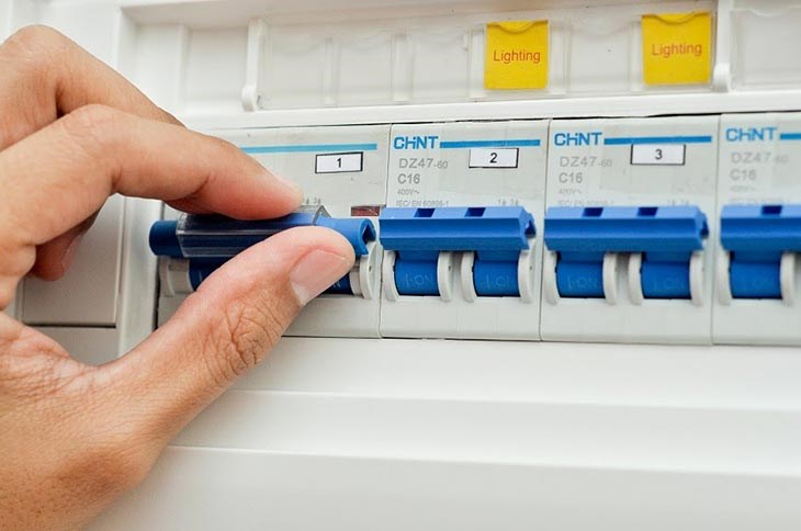 Tắt máy lạnh bằng cầu dao điện trong thời gian ngắn dễ làm thiết bị chập cháy, mất pha và hỏng mạch điều khiển
