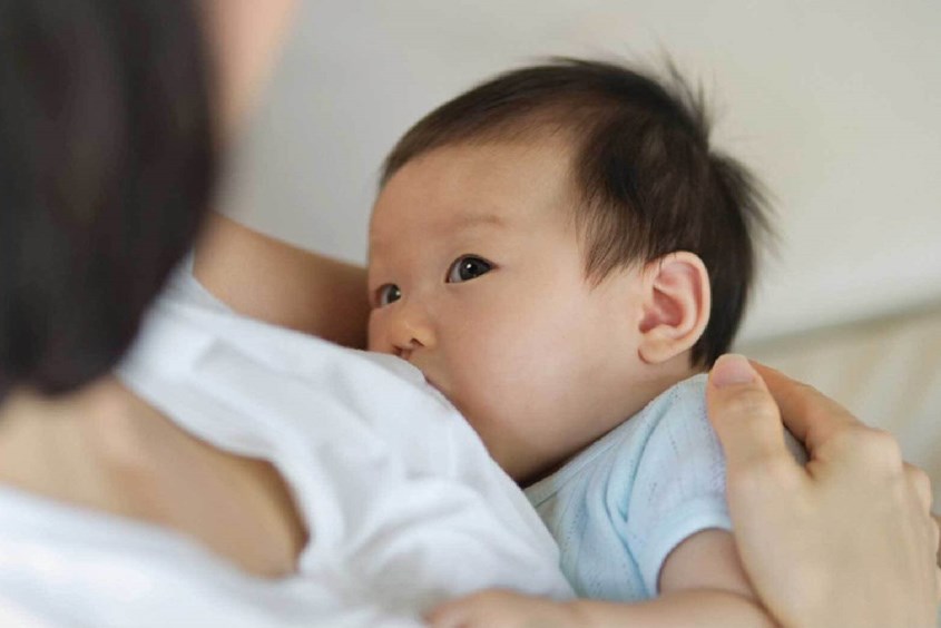 Cho trẻ bú đều đặn giúp cải thiện chất lượng sữa Cho trẻ bú đều đặn giúp cải thiện chất lượng sữa