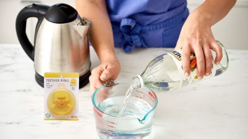 Vệ sinh miếng gặm nướu bằng nước ấm trước khi sử dụng