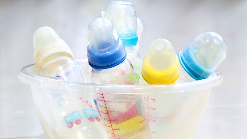 Để khô tự nhiên bình sữa cùng các phụ kiện khác sau khi sử dụng