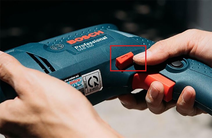 Gạt cần đảo chiều quay để điều chỉnh đảo chiều quay máy khoan tường