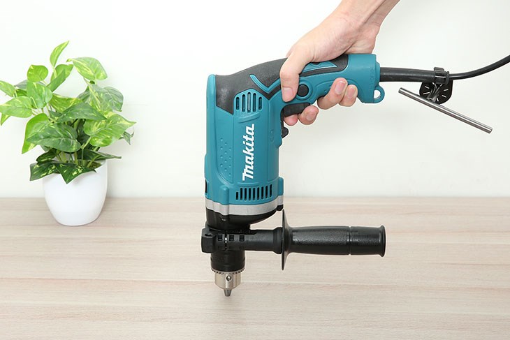 Bạn khởi động máy khoan búa điện Makita HP1630 710W và tiến thành khoan