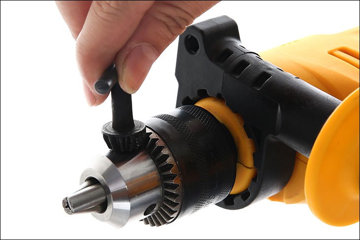 Bạn vặn dụng cụ đến khi có thể lắp được mũi khoan trên máy khoan búa điện Tolsen 79505 750W