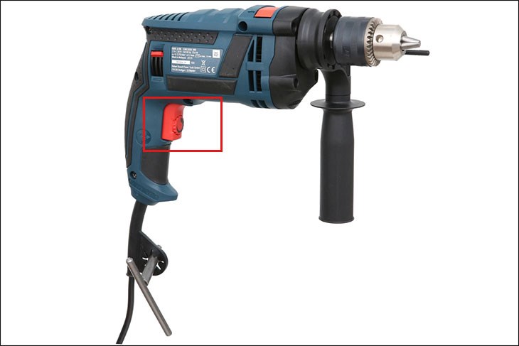 Nhấn giữ công tắc bật/tắt máy khoan động lực điện Bosch GSB 16 RE 750W để bật/tắt máy