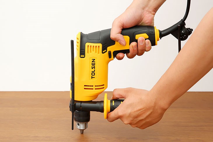 Máy khoan động lực điện Tolsen 79506 850W trang bị tay cầm phụ được thiết kế vừa vặn, có đệm lớp cao su chống trơn