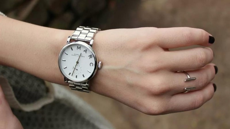 Nếu bạn sở hữu làn da nhạy cảm thì hãy hạn chế đeo đồng hồ quá lâu