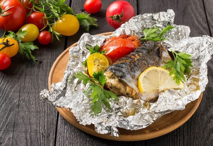 Giấy nến và giấy bạc được phủ lớp sáp chịu nhiệt tránh thức ăn bị bám dính