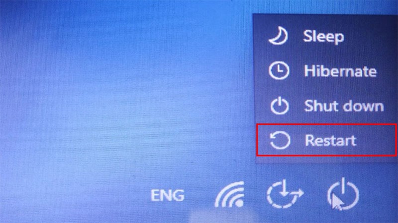 Nhấn giữ nút Shift và chọn Restart