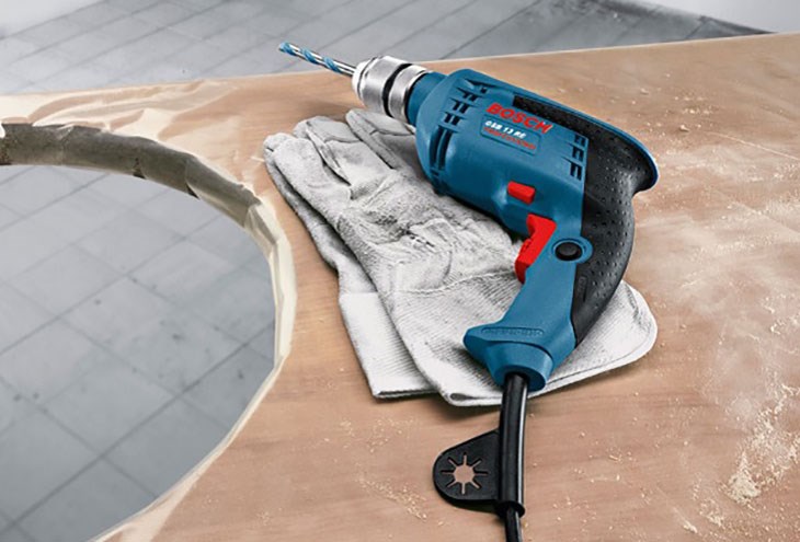 Đặt máy khoan còn hoạt động xuống khiến máy nhanh bị hư hỏng và nguy hiểm cho người dùng