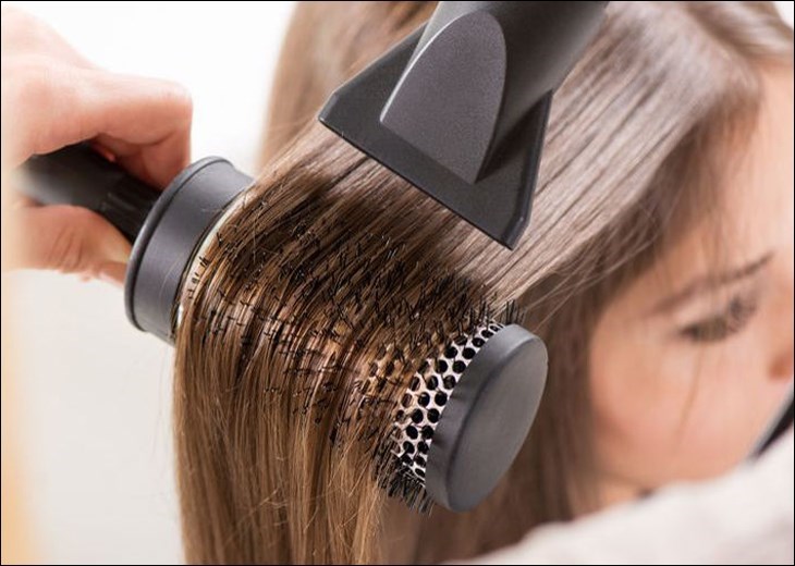 Bạn sử dụng lược tròn và chải cụp tóc vào phía trong để tạo nếp tóc cúp đẹp Bạn sử dụng lược tròn và chải cụp tóc vào phía trong để tạo nếp tóc cúp đẹp