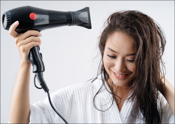 Bạn nên sấy tóc bằng máy sấy cho tóc khô 80% rồi mới tiến hành tạo kiểu Bạn nên sấy tóc bằng máy sấy cho tóc khô 80% rồi mới tiến hành tạo kiểu