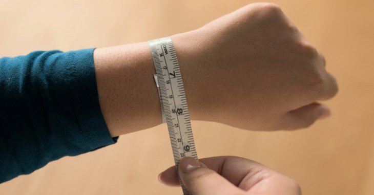 Dùng thước dây vải để đo size chuẩn cho cổ tay khi mua đồng hồ