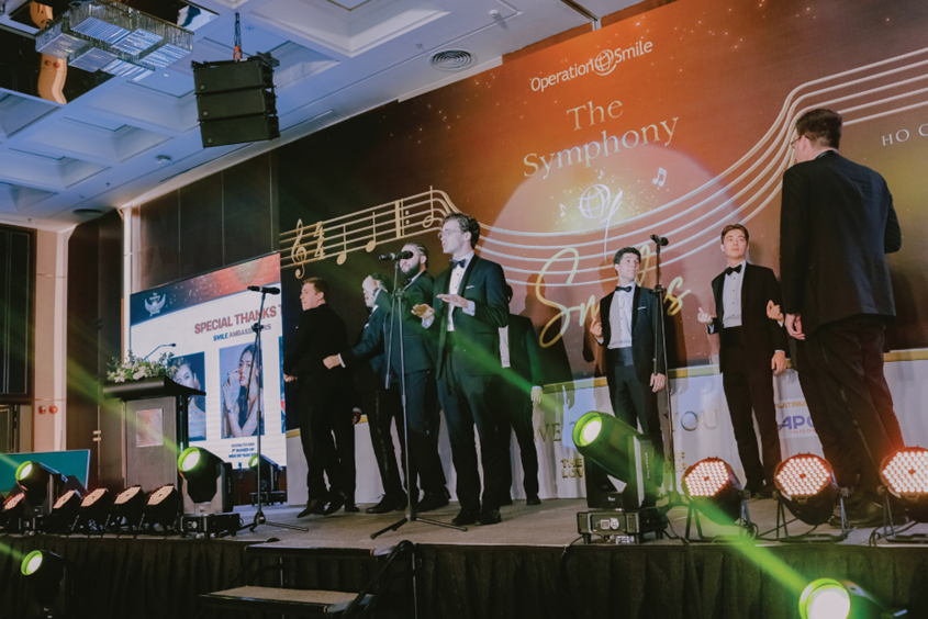 Dạ tiệc tối với sự góp mặt của ban nhạc capella gồm các sinh viên ưu tú đến từ trường Harvard