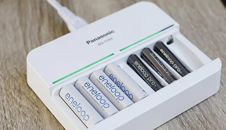 Nếu sử dụng pin sạc thì cần có mức chi phí đầu tư cao hơn rất nhiều so với pin dùng 1 lần, nhưng dùng về lâu dài thì pin sạc sẽ giúp bạn tiết kiệm chi phí.