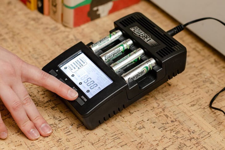 Pin sạc có thể sạc lại nhiều lần, giúp tiết kiệm chi phí so với việc sử dụng pin thường dùng 1 lần.