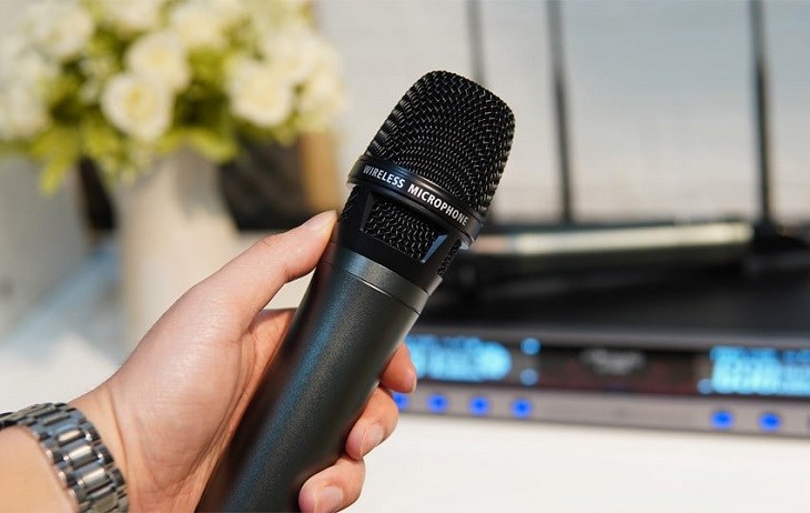 Nếu tần suất sử dụng và công suất tiêu thụ của micro cao, thì nên chọn pin sạc có công suất lớn để đảm bảo hoạt động liên tục và không bị gián đoạn.