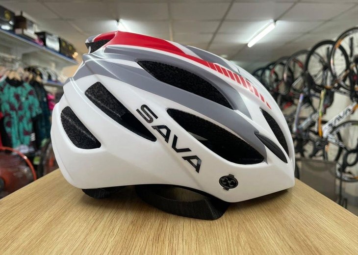 Mũ bảo hiểm xe đạp Sava D2MSTD Trắng đỏ sở hữu thiết kế gọn nhẹ, vỏ ngoài phủ gam màu trắng - đỏ cá tính, phù hợp với cá tính của hầu hết người dùng
