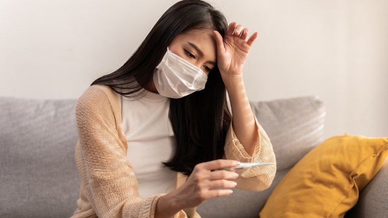 Sốt là triệu chứng thường gặp sau khi tiêm Vaccine COVID-19
