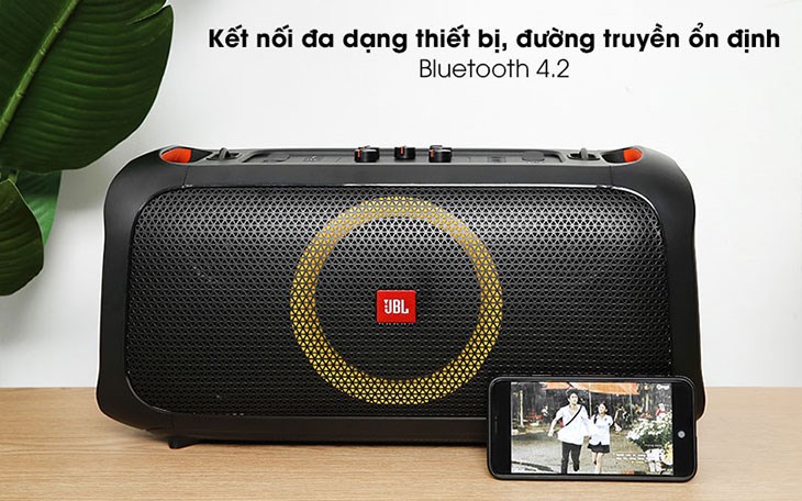 Loa bluetooth JBL Partybox On-The-Go kết nối nhanh chóng dễ dàng với các thiết bị trong phạm vi 10 m nhờ công nghệ Bluetooth 4.2