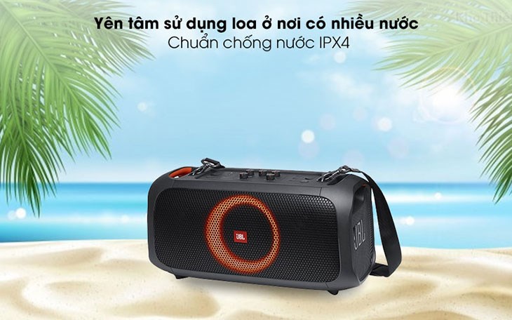 Loa bluetooth JBL Partybox On-The-Go dùng được cả ở hồ bơi và bãi biển nhờ khả năng chống nước đạt chuẩn IPX4