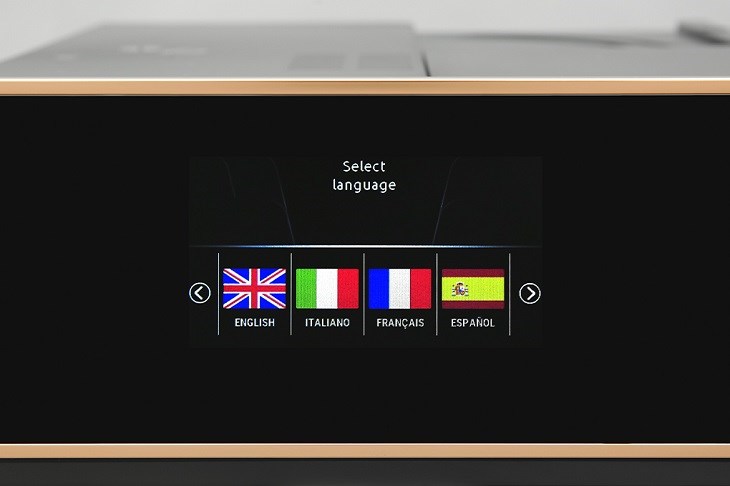 Máy pha cà phê Smeg CMS4604NR được trang bị màn hình cảm ứng với nhiều ngôn ngữ, dễ sử dụng