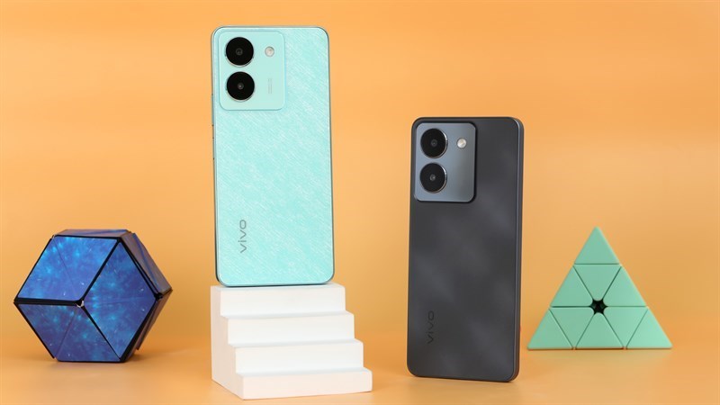 Vivo Y36 sở hữu ngoại hình vuông vức, cạnh viền kim loại được vát phẳng