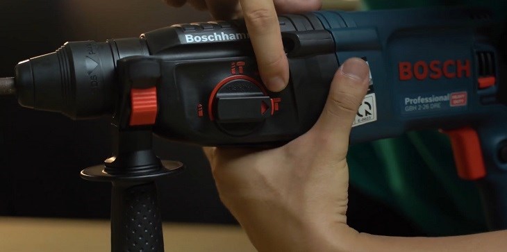 Chọn chế độ khoan và tốc độ khoan tren máy khoan búa điện Bosch GBH 2-26 DRE 800W theo nhu cầu sử dụng Chọn chế độ khoan và tốc độ khoan tren máy khoan búa điện Bosch GBH 2-26 DRE 800W theo nhu cầu sử dụng